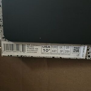 MENS JORDAN SNEAKERS. ALMOST NEW